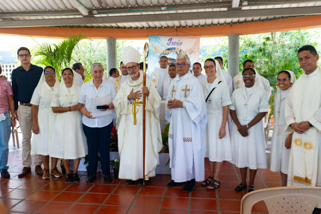 Monseñor Francisco Javier Múnera entrega la Cruz Eugenio Biffi a las Misioneras del Divino Maestro en Cartagena.